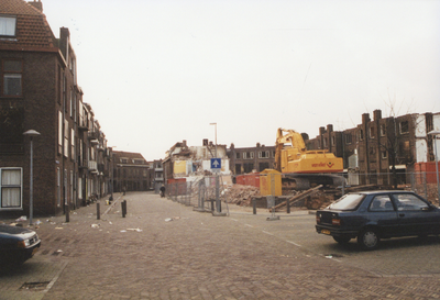605902 Afbeelding van de sloop van de huizen aan de Alberdingk Thijmstraat te Utrecht, vanaf de Bosboom ...